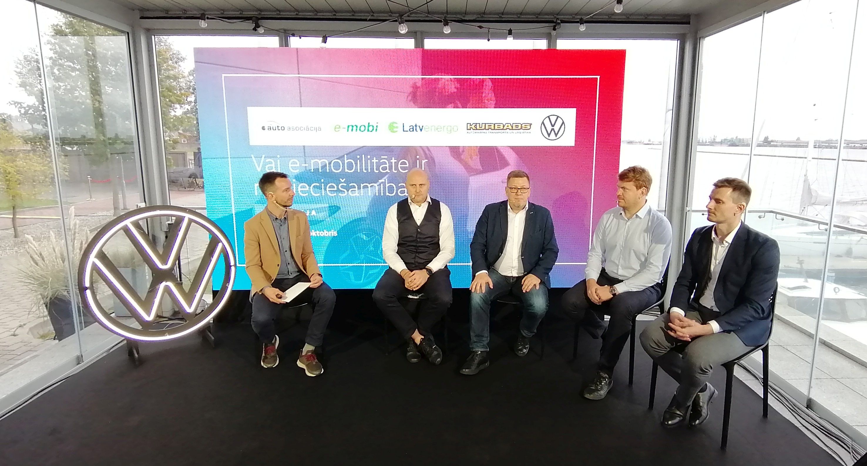 Diskusijas dalībnieki (no kreisās): Matīss Zemītis, Andris Kulbergs, Alvis Dimitris, Ansis Valdovskis un Toms Hartmanis