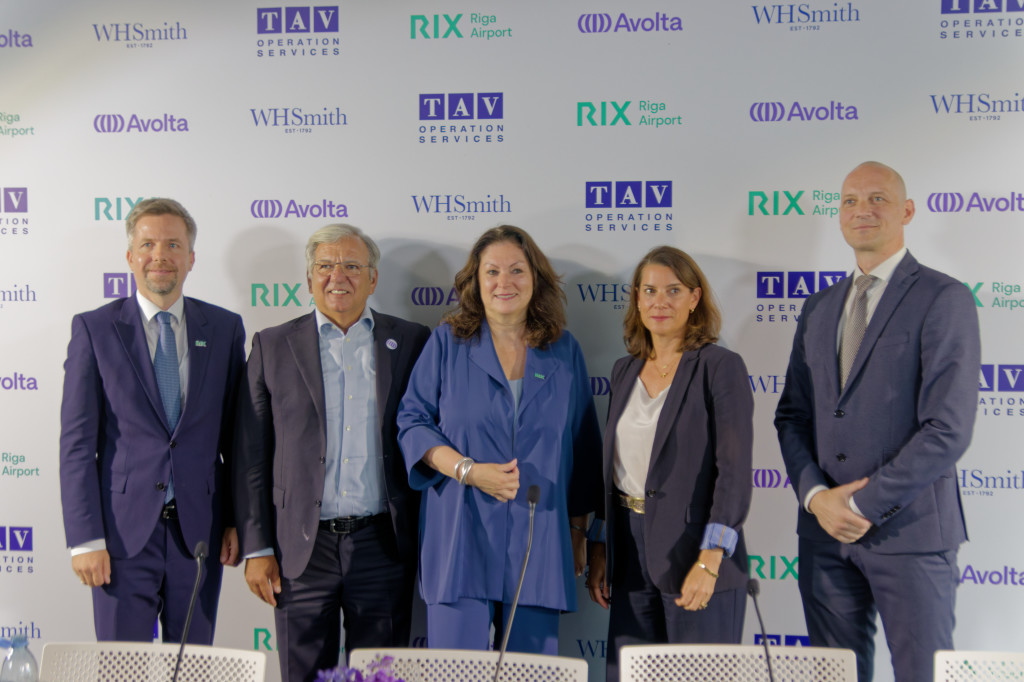 Rīgas lidostas vadība, jauno sadarbības partneru Avolta un TAV Operation Services vadības pārstāvji, kā arī Centrālās finanšu un līgumu aģentūras pārstāvis